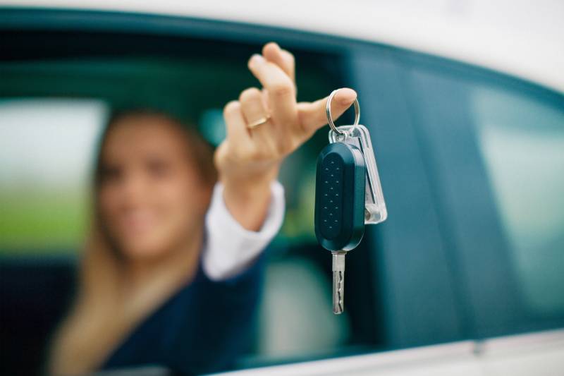 Combien coûte en moyenne un permis de conduire en auto-école classique ou en accélérée en France ?