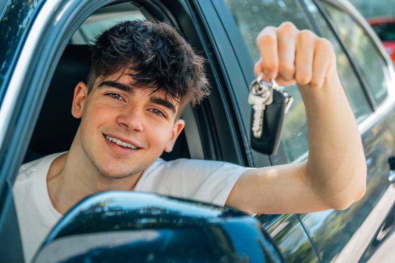 Passer son permis de conduire à 17 ans dans une auto-école à Marignane : c’est possible maintenant